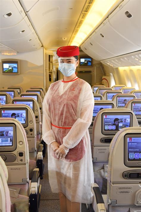 Fliegen und Corona: So sehen die neuen Uniformen der Flugbegleiter aus