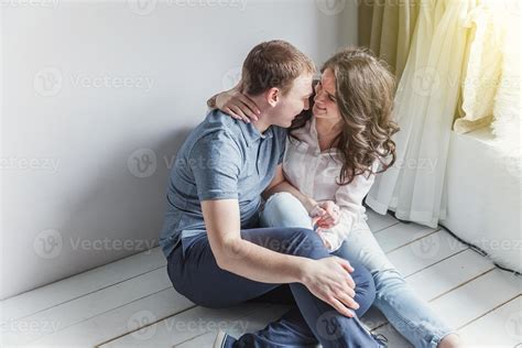 pareja sexy romántica enamorada pasando un buen rato juntos. mujer