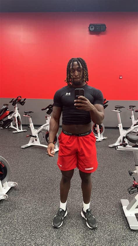 Need a fat ass to drain my dick : r/femboy_facesitting