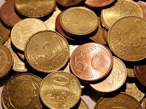El euro cumple veinte años en circulación consolidado y mirando al ...
