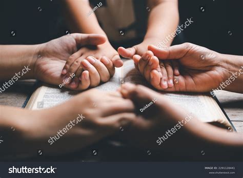 thousand people praying church royalty  images stock