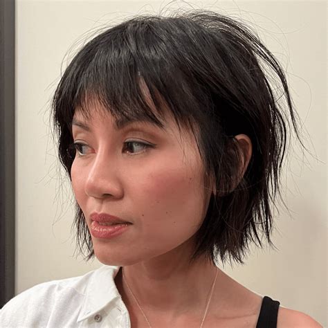 A beauty expert explains how to style wispy bangs short hair at home 1