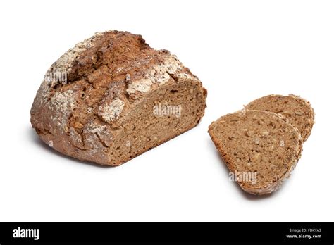 Multi-Korn-Bauern-Brot mit Scheiben auf weißem Hintergrund ...