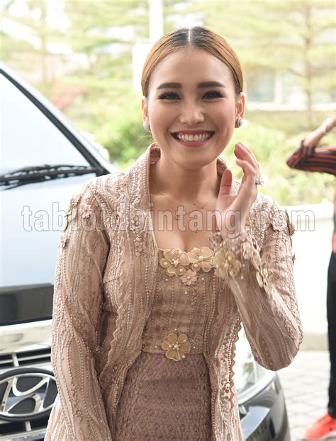 Cantiknya Ayu Ting Ting Kenakan Kebaya Kutu Baru Berwarna Nude