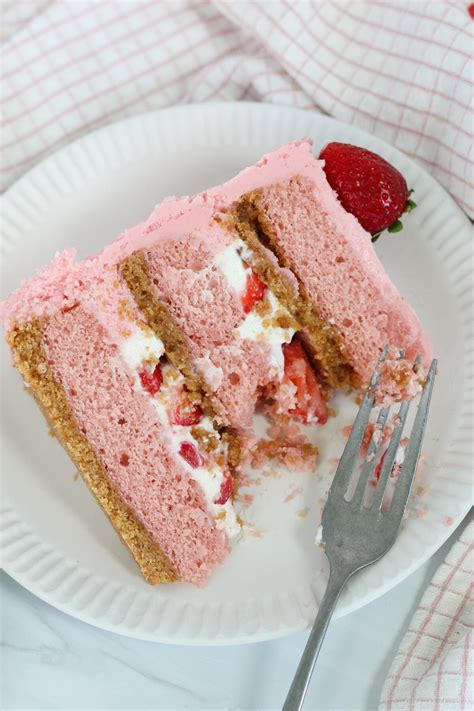 Light and Fluffy Strawberry Cheesecake Cake with Strawberry Cream ...