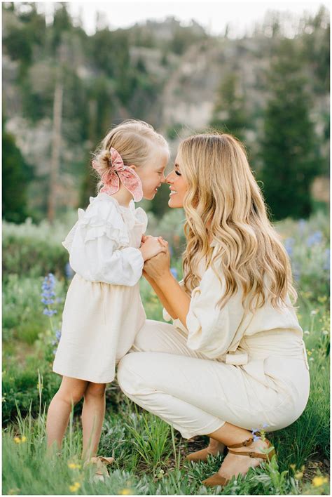 Discover 13 mother daughter and mommy and me photo shoot ideas | mother