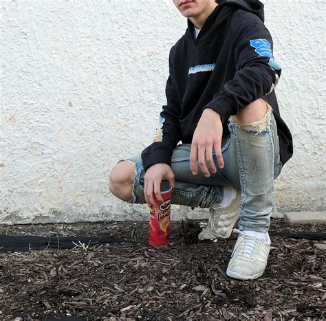 Why my knee look angry : r/StreetwearFits