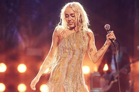 Miley Cyrus Announces New Single 'Flowers'