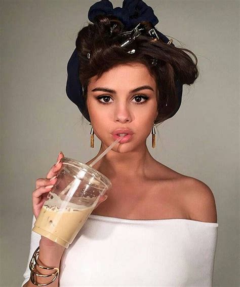 Selena Gomez's Style Secrets: How to Achieve Her Look - l7hsv1g