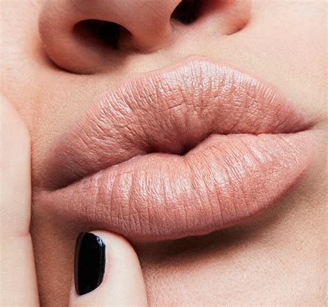 Губная помада Satin Lipstick