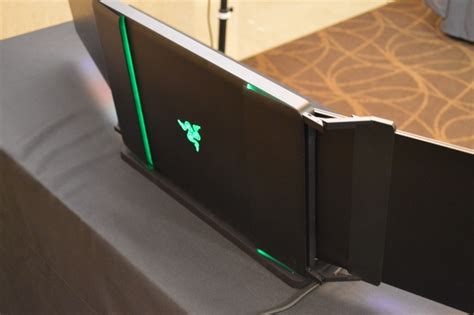 Razer представила ноутбук с тремя мониторами на выставке CES 2017 | Пикабу