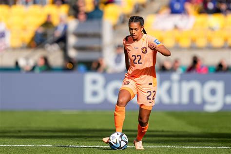 OFFICIAL: Barcelona Femení sign Dutch midfielder Esmee Brugts from PSV