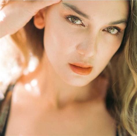 10 Potret Close-up Luna Maya yang Membuktikan Pesonanya!