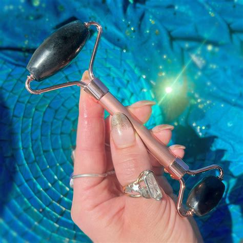 Shungite Facial Roller for purification & relaxation - Sage Goddess