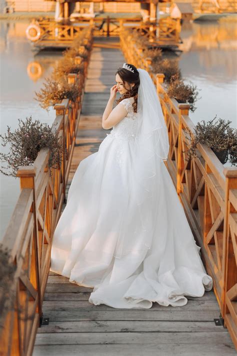 une brunette la mariée dans une blanc robe avec une longue train