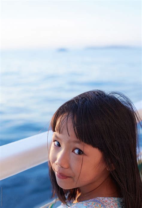 «Asian Little Girl Lying On The Railing. On The Cruise Ship» del