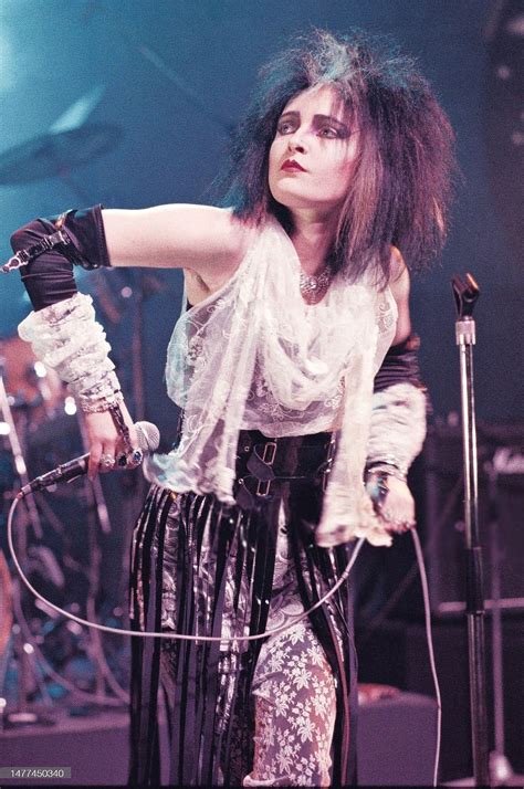 siouxsie performing "painted bird" at the OGWT (1982). | Siouxsie sioux