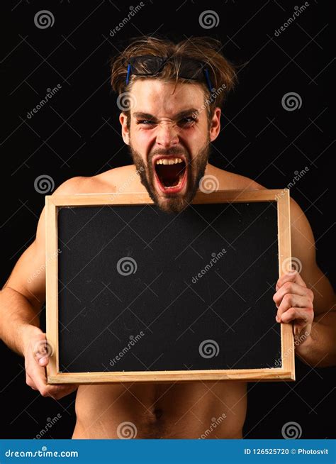 O Homem Com Barba E O Cabelo Desalinhado Enegrecem O Fundo Quadro-negro