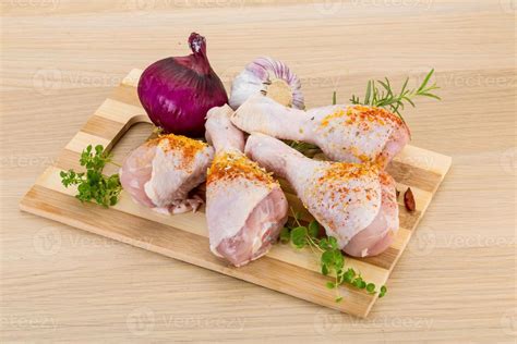 Raw chicken legs 11561011 Stock Photo at Vecteezy