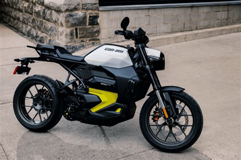 Moto elétrica tem velocidade acima de 120 km/h e muita autonomia