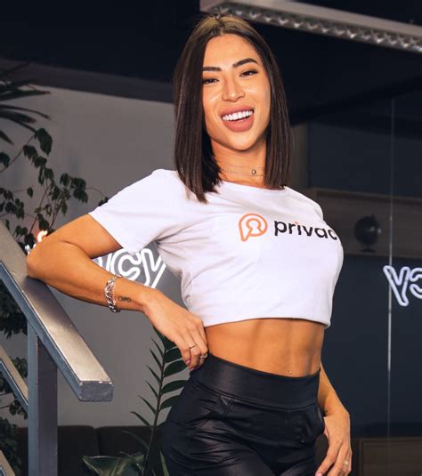 Beatriz celebra liberdade na Privacy: “Fazer tudo que quero"