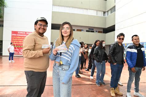 Venta del boleto de la Lotería Nacional en conmemoración por el 50