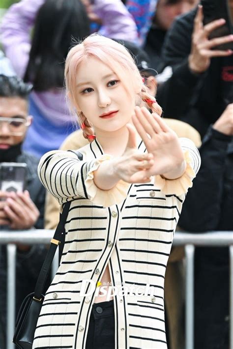 [현장포토] "심장 정조준"…이채연, 남심 저격수 : 네이트 연예