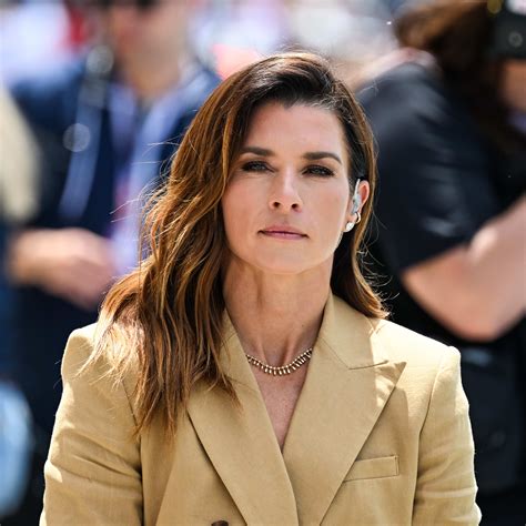 CBS Reporter Amanda Balionis Shares Sizzling Swimsuit Photo - The Spun