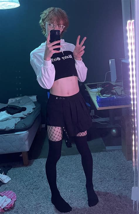 Happy femboy Friday cuties!💕 : r/femboy
