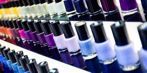 Découvrez la teinte de vernis à ongles qui va à tout le monde ...