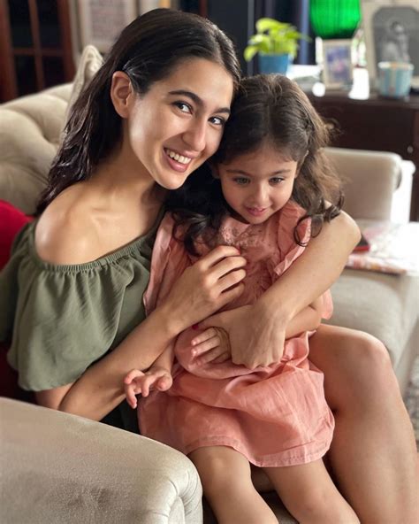 [PHOTOS] Sara Ali Khan looks drop-dead gorgeous flaunting her natural ...