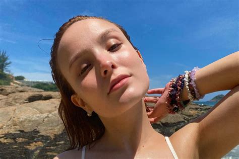 Larissa Manoela Dando A Buceta - Larissa Manoela exibe corpão ao usar biquíni branco