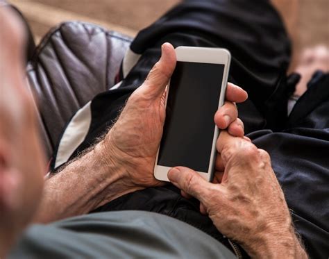 how to talk to someone with dementia on the phone