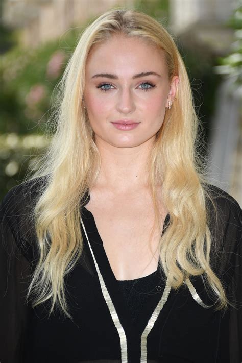 Sophie Turner Style, Clothes, Outfits and Fashion• Page 44 of 58