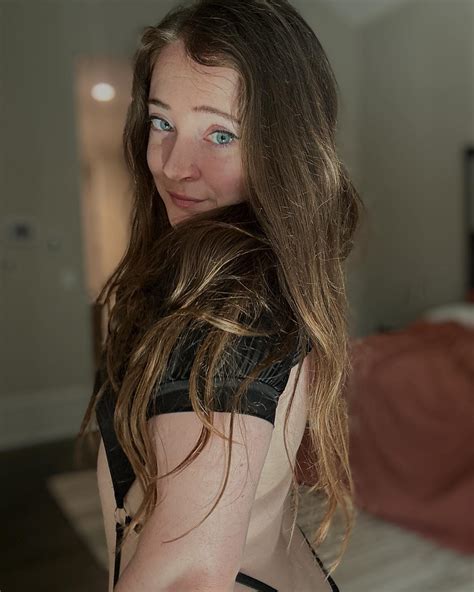 Renee Winter | Do my eyes look blue or green to you? | Instagram