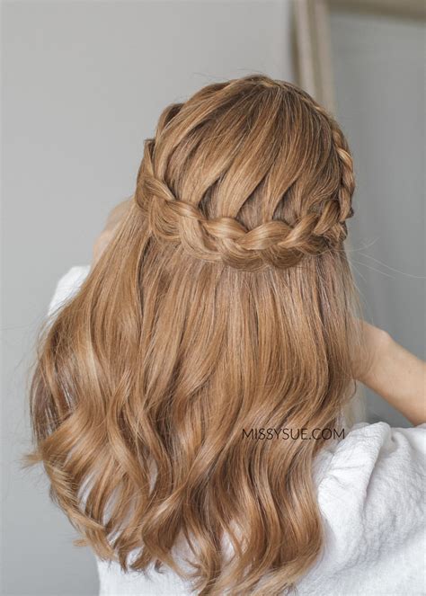 Fashion magazines explain the history of the braid with crown 30