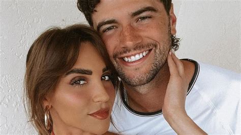 meet  nfl quarterback set  start  weekend   cost