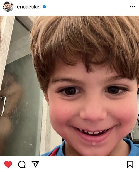 Eric Decker's 4-year-old son posts nude photos of dad in shower