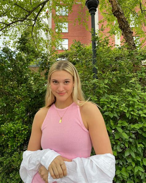 Who is Elizabeth Kitley and how tall is she? | The US Sun