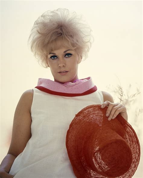 Users Say '80s Bombshell Kim Novak 'Destroyed Her Gorgeous Face' with