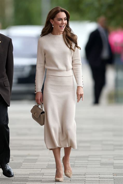 Kate Middleton col completo in maglia lancia la tendenza per essere