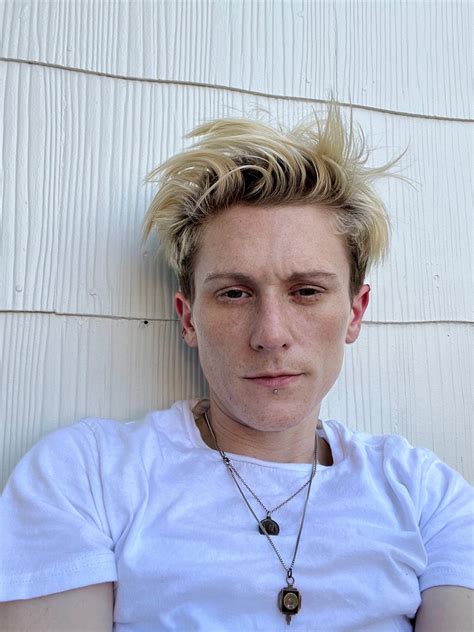 Post-nap selfie 🖤 : r/butchlesbians