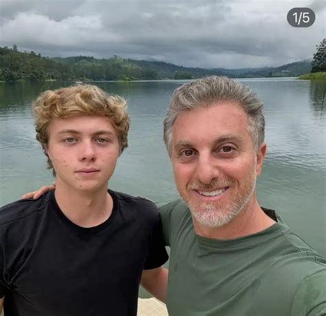 Filho De Luciano Huck E Namorado - Luciano Huck posa com o filho e namorada dele dá recado
