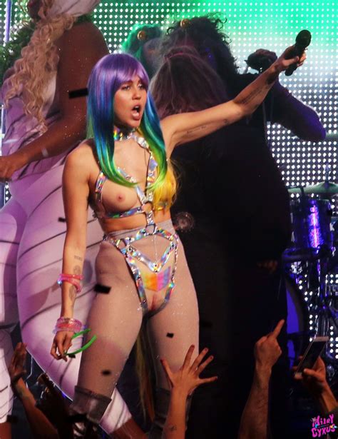 Miley Cyrus Sexy (109 Photos) | #TheFappening