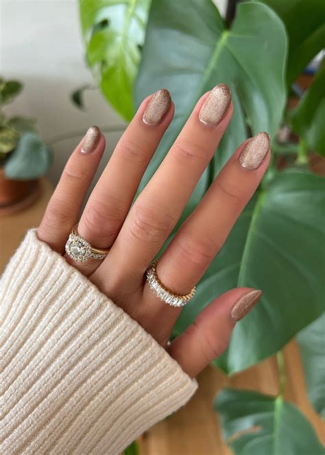 Ring Finger Nail Trend