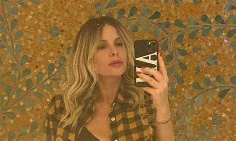 Alessia Marcuzzi, selfie bollente: camicia aperta e fuori tutto - FOTO