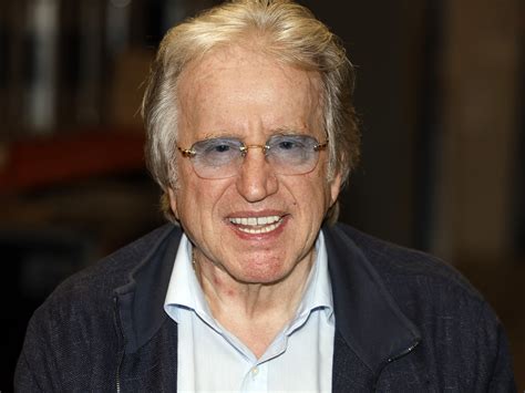 Lee Towers (79) in de lappenmand: ‘Fysiek kan ik weinig’