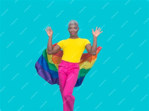 Gay negro largando a bandeira lgbt | Foto Premium