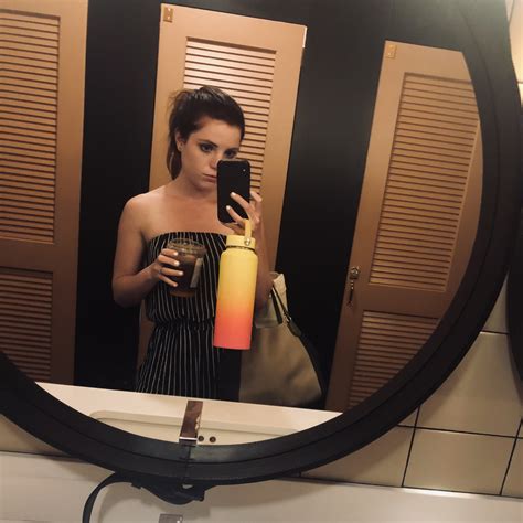 Mirror selfie : r/SydneySierota