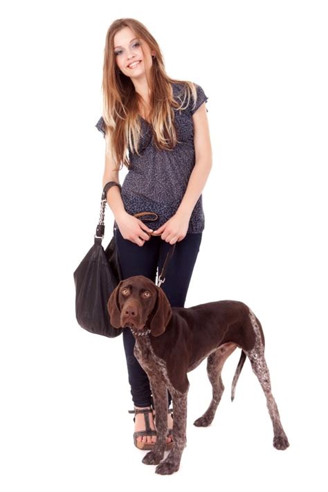 Fondo Bella Mujer Y Perro Joven Aislado Sobre Blanco Foto E Imagen Para